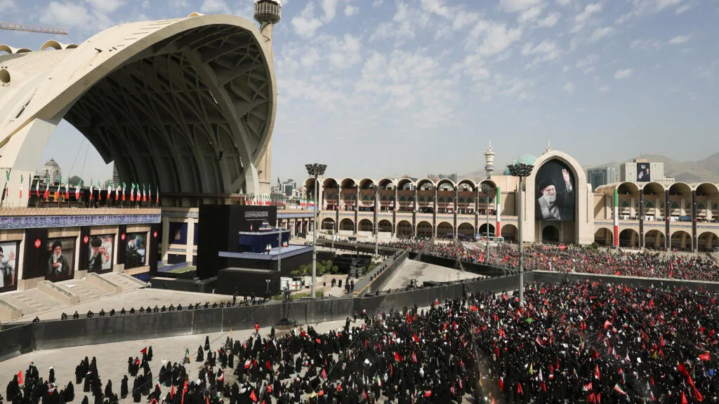 حشود ضخمة في طهران لحضور جنازة خامنئي