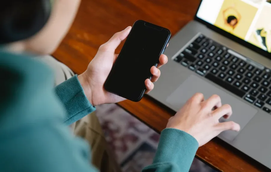 عدد الساعات التي نقضيها في تصفح هواتفنا يوميًا