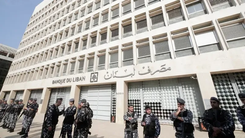 مصرف لبنان يسمح للمودعين بسحب 150 دولاراً شهرياً
