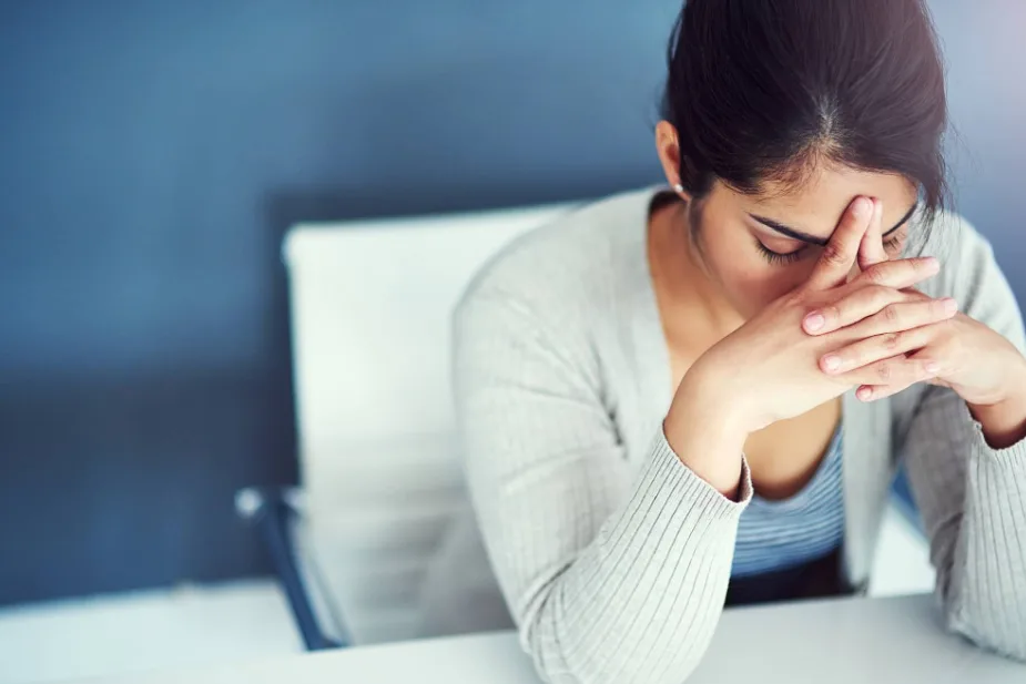 5 أسباب تمنع تحقيق السعادة .. تعرف عليهم