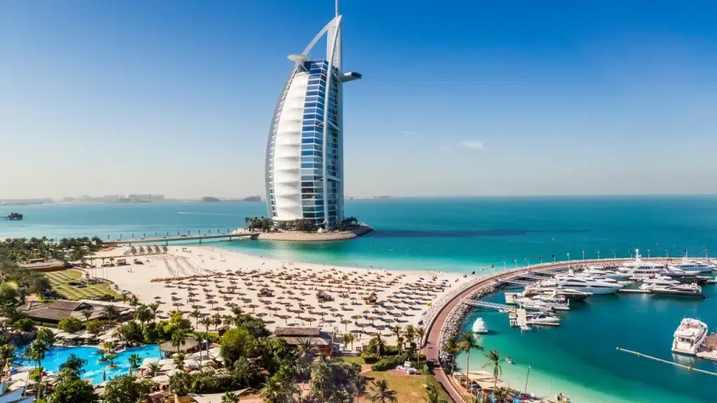 دبي تحتضن 21 مليارديراً في عام 2024