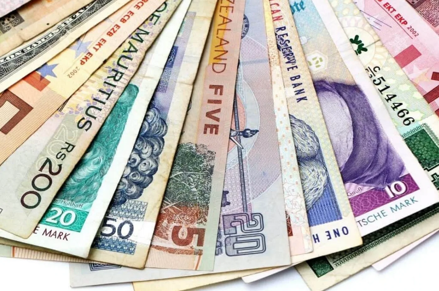 أسوأ 3 عملات عالمياً في بداية 2024