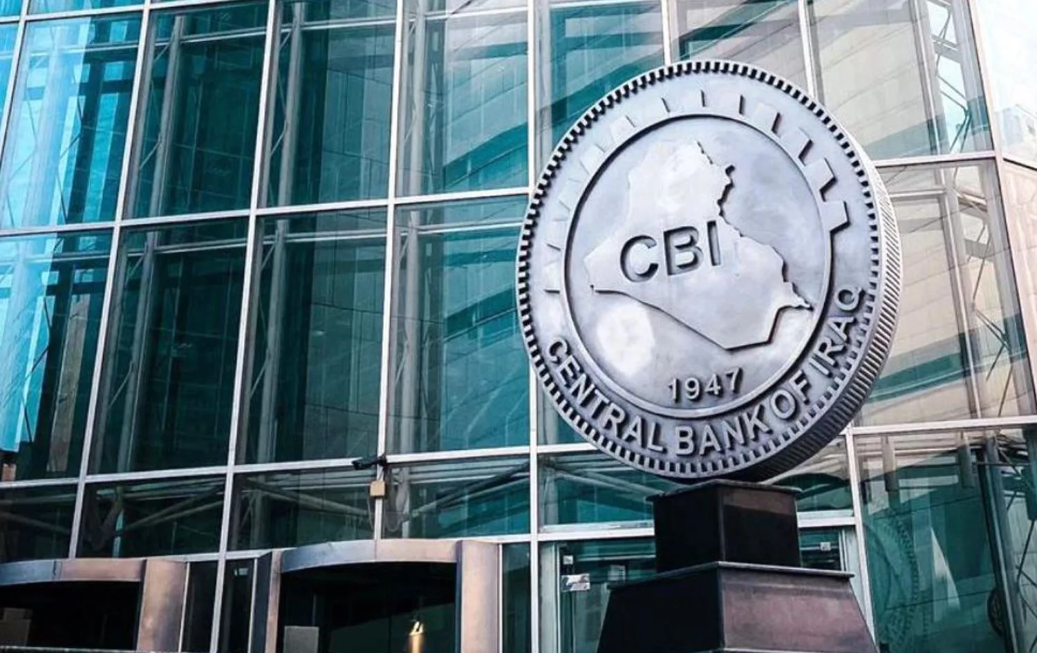 بعد زيارة مسؤول أميركي.. العراق يمنع 8 بنوك محلية من التعامل بالدولار