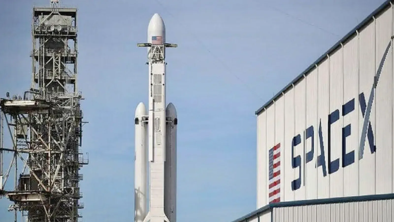 صاروخ SpaceX ينقل 22 قمراً صناعياً ستارلينك إلى المدار