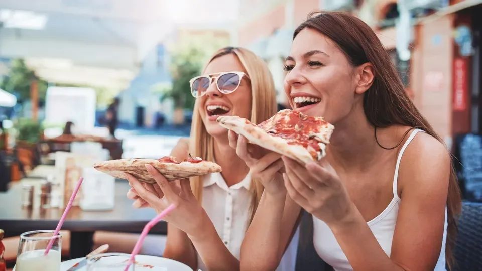 كم عدد مطاعم البيتزا في إيطاليا؟