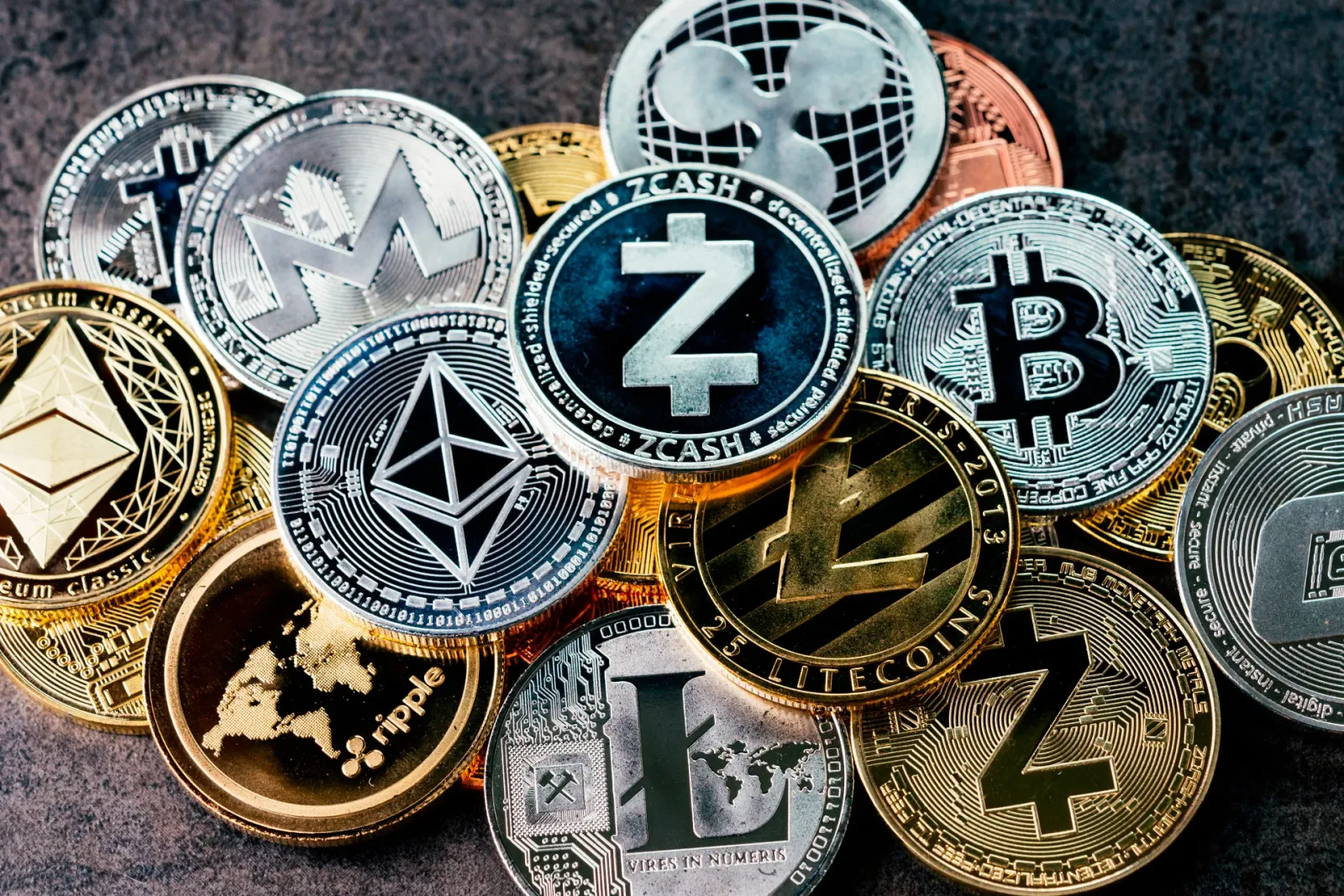 أكثر 10 عملات رقمية تداولاً هذا الشهر