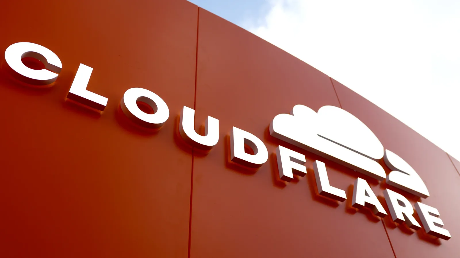 عطل Cloudflare العالمي يشل مواقع ومنصات رقمية بسبب خلل داخلي