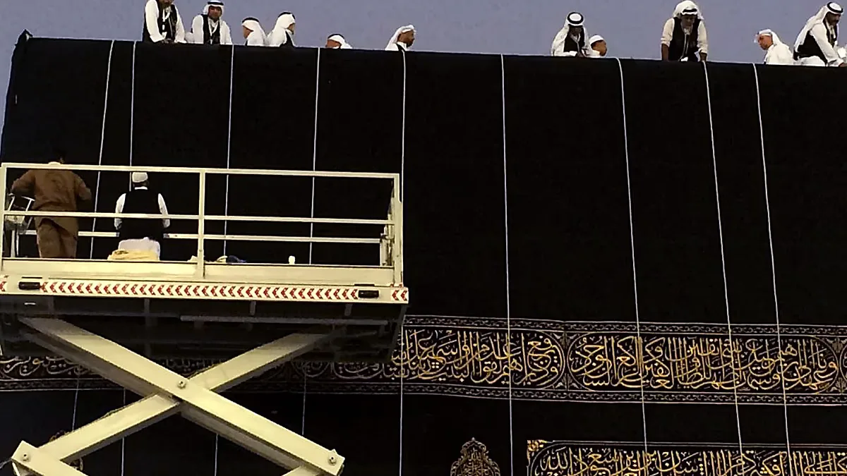 سيدة أعمال تهدي قطعًا من كسوة الكعبة لإبستين