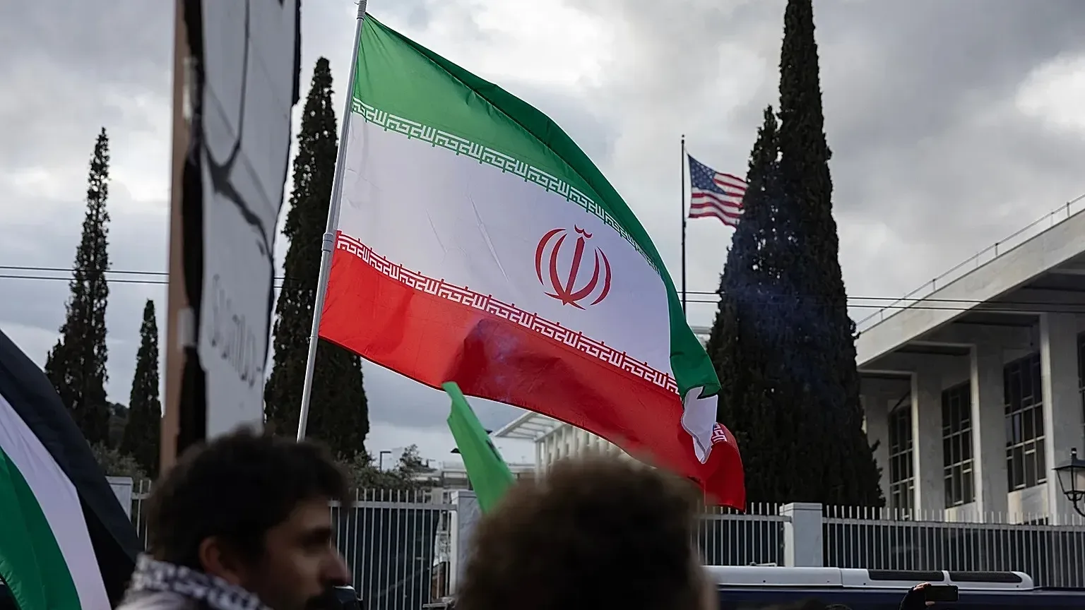 ماذا يقول المحللون السياسيون عن الحرب على إيران؟