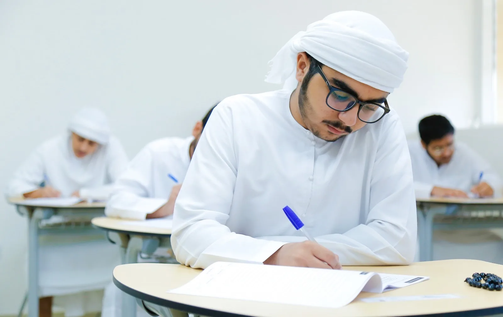 الشيخ حمدان يطلق منحة دراسية بقيمة 1.1 مليار درهم لخريجي المدارس الإماراتية