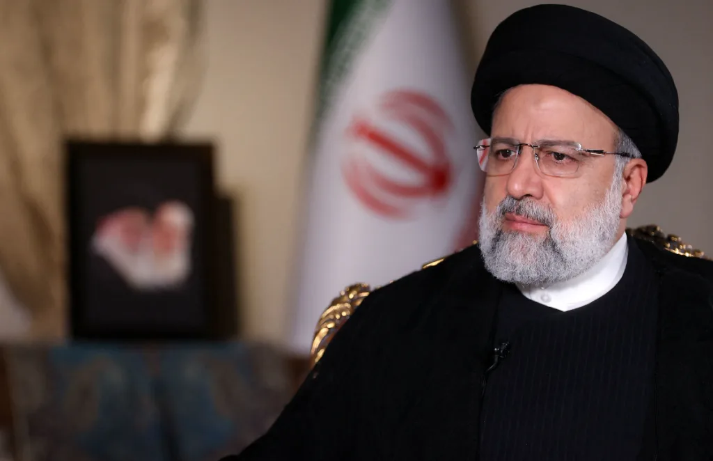 الرئيس الإيراني يلقى حتفه في تحطم طائرة هليكوبتر