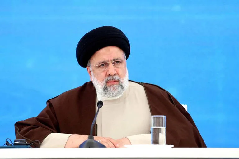 الرئيس الإيراني يلقى حتفه في تحطم طائرة هليكوبتر