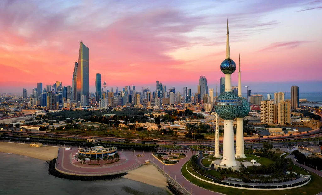 الكويت تدرس رفع أسعار البنزين على الوافدين