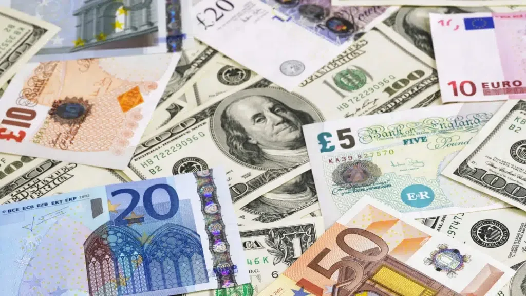 أقوى 10 عملات في آسيا في عام 2024