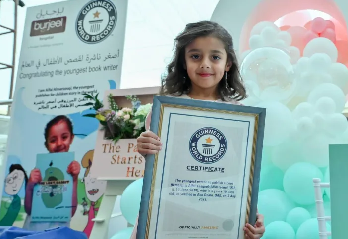 طفلة إماراتية تحصل على شهادة "غينيس" كأصغر كاتبة بالعالم
