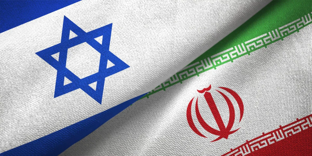 كم تبلغ المسافة بين إسرائيل وإيران؟