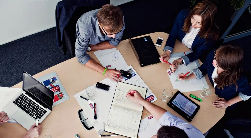 6450aa4155d9d44197075022_12333_office-otto-work-force-people-meeting-1920x1057-1